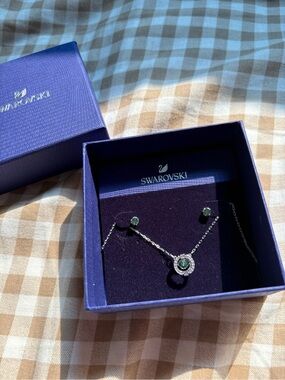 Swarovski Emerald Green Crystal Pendant Necklace and Stud Earrings Set
